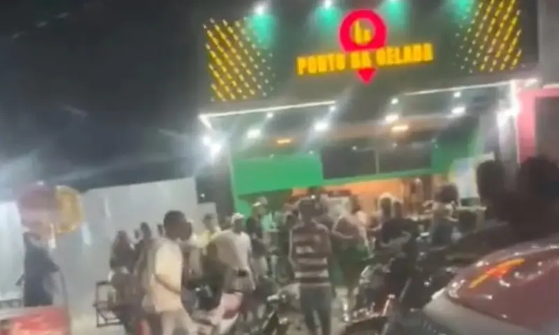 Tudo filmado: jovem envolvido em briga generalizada é executado em frente ao Ponto da Gelada