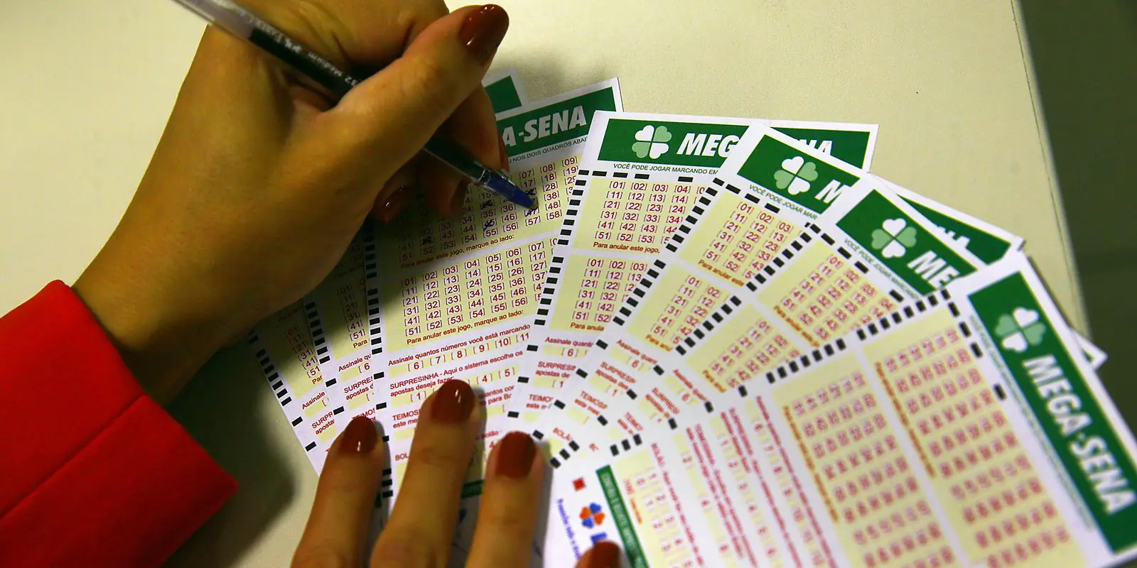 Mega-Sena acumula e prêmio principal chega a R$ 12 milhões