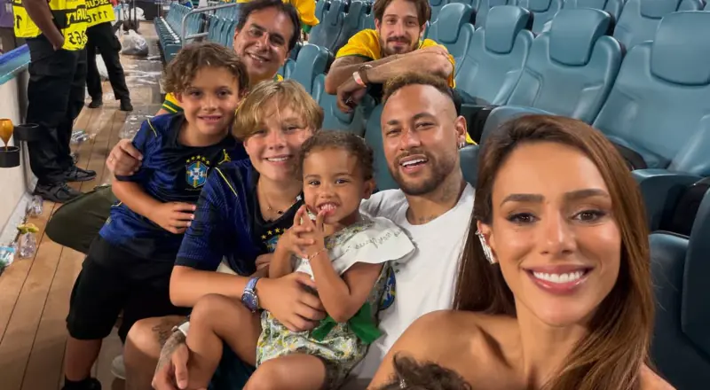 Família unida: Neymar posa com Bruna Biancardi e os filhos após vitória do Brasil