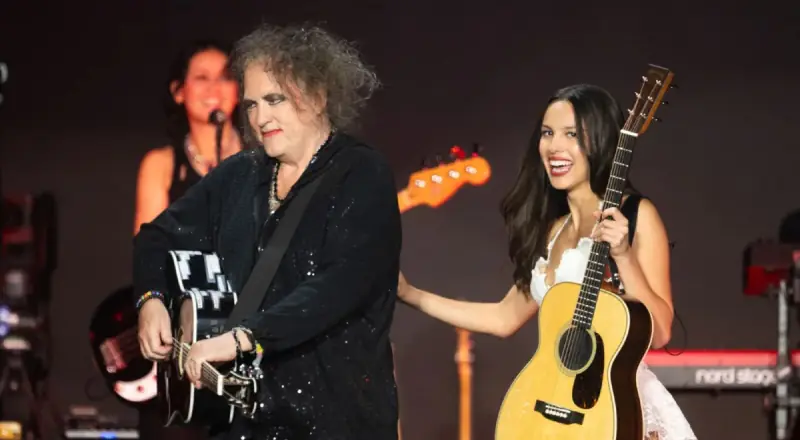 De surpresa, Olivia Rodrigo divide palco com Robert Smith e apresenta canção inédita