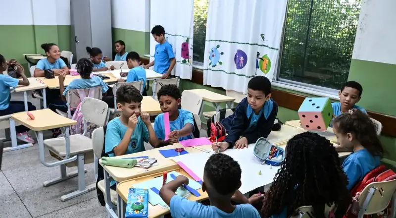 Governo anuncia aumento e fixa piso dos professores em R$ 5,1 mil Governo anuncia aumento e fixa piso dos professores em R$ 5,1 mil