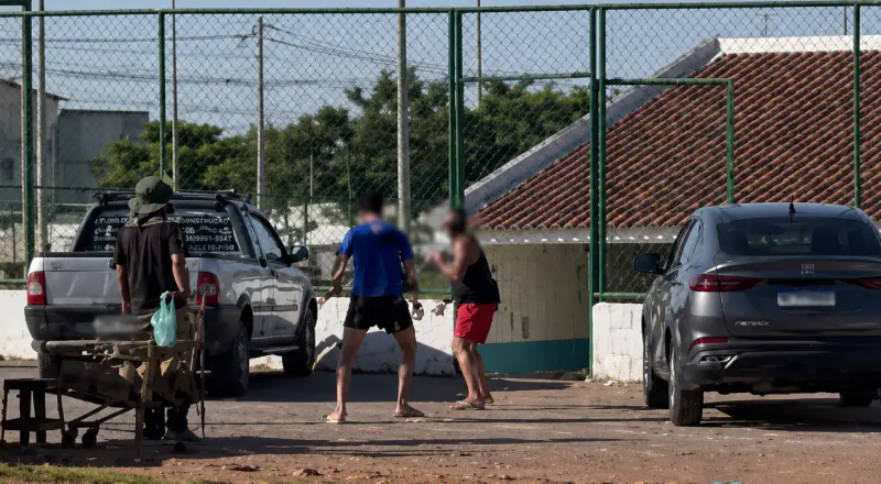 Barr4co na UPA: homens trocam soc0s e chut3s diante de pacientes