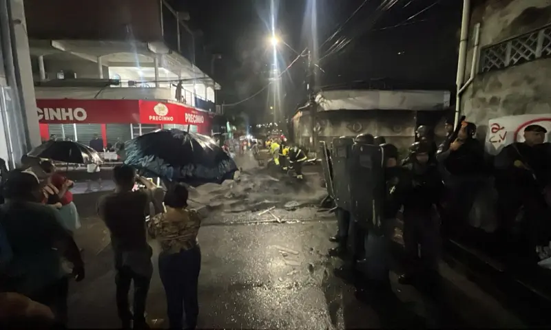 Familiares protestam e pedem justiça pela morte de jovem em Manaus