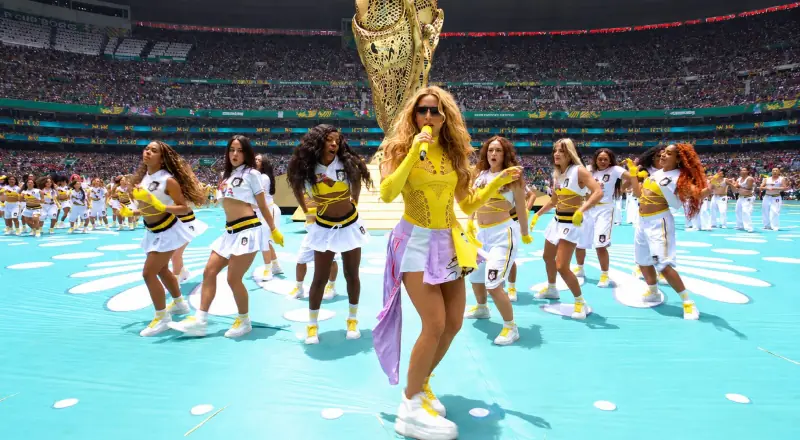Nem a bola rolou e Shakira já era o assunto mais comentado da Copa; veja o look que deu o que falar