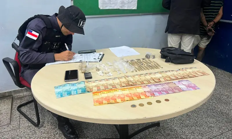 'Aviãozinho' tenta fugir ao ver viatura, mas acaba preso com drogas e dinheiro no Tarumã
