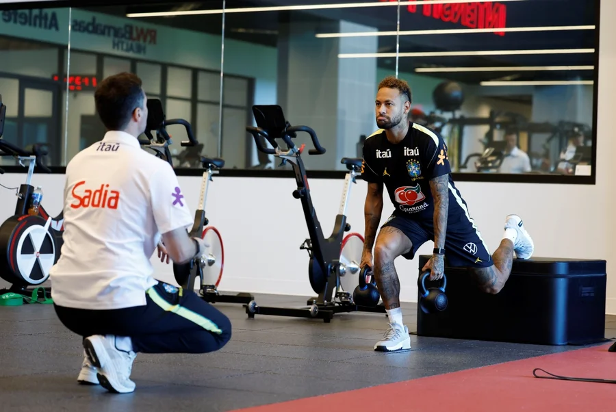 Neymar faz trabalho na academia enquanto Seleção Brasileira cumpre rotina de dois treinos