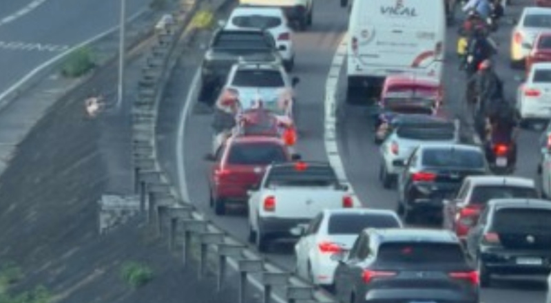 Col1são entre motocicleta e ônibus de rota complica trânsito na Avenida das Torres