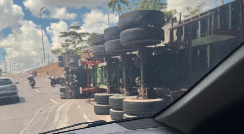Urgente: Carreta tomba, derrama óleo e deixa trânsito perigoso entre Max Teixeira e Torquato Tapajós; veja as imagens