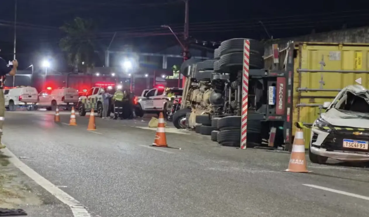 Carreta continua tombada e interdita avenida das Torres; retirada só deve ocorrer durante a noite