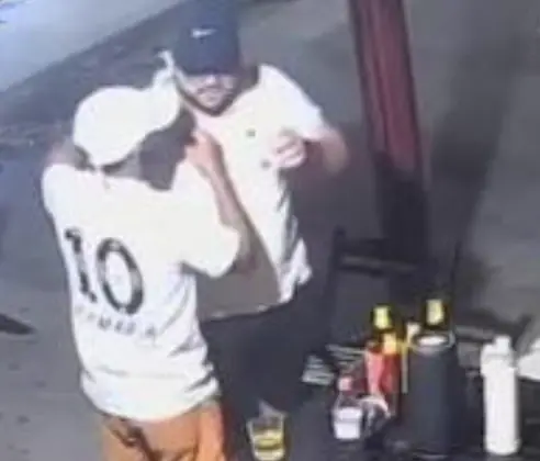 Imagens f0rtes: durante comemoração de divórcio, homem é brut4lmente execut4do por pist0le1ros com mais de dez t1ros