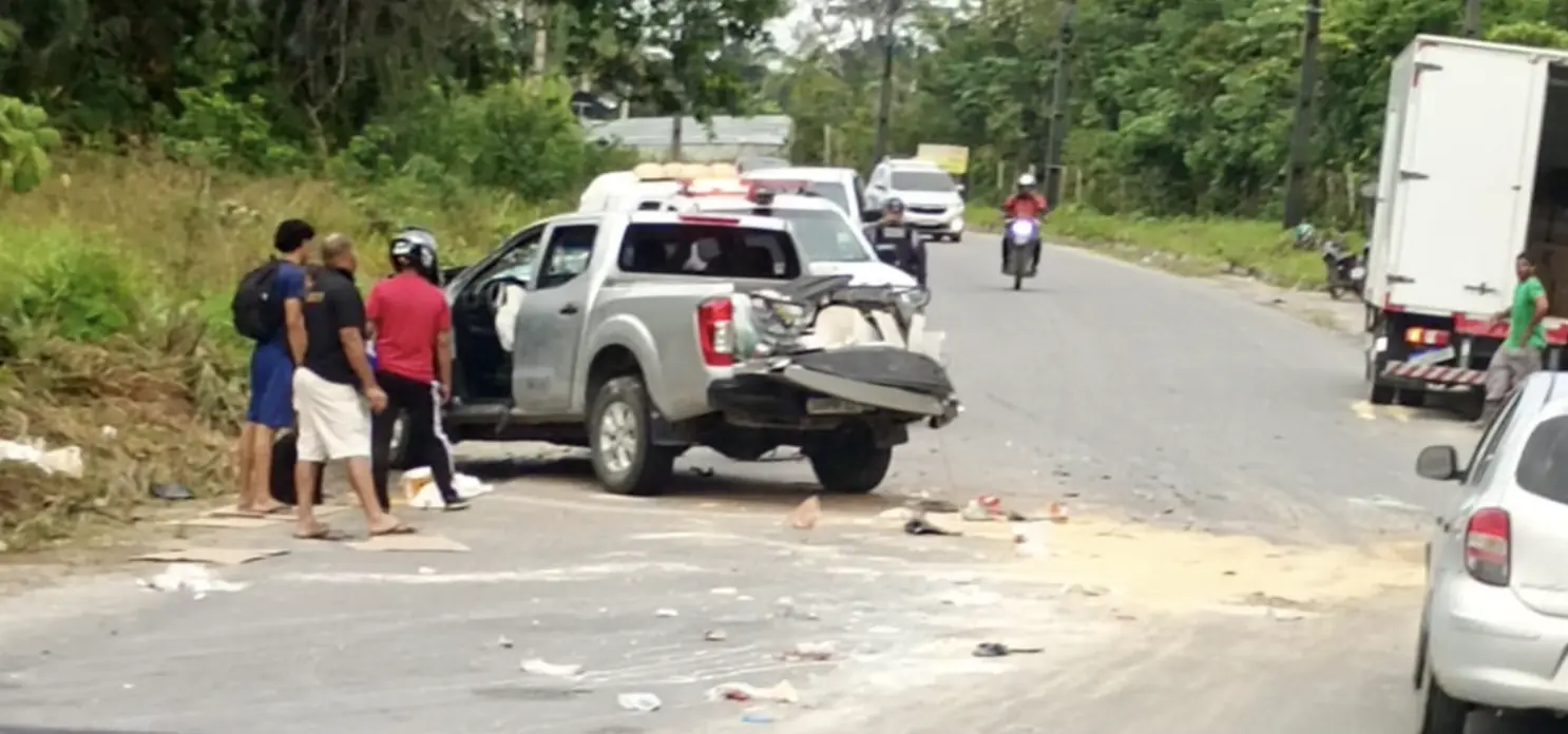 Urgente: Hilux fica destruída após bater de frente com caminhão na AM-010