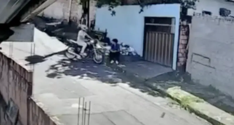 Veja o momento em que motociclista rouba estudante e tenta invadir casa na zona leste de Manaus