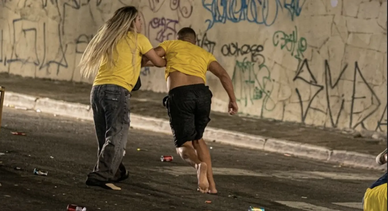 Torcedores brig4m em restaurante após eliminação do Brasil