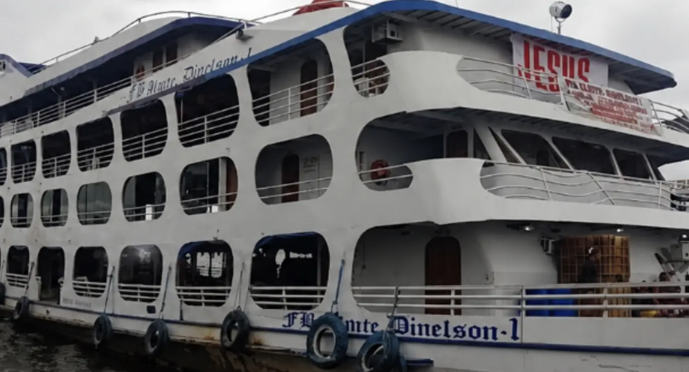 Redemoinho durante temporal causa pânico e encalha embarcação no interior do AM