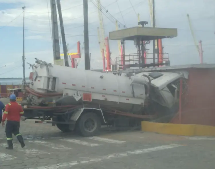 Urgente: caminhão-pipa perde os freios e motorista fica pres0 às ferragens no Porto Chibatão