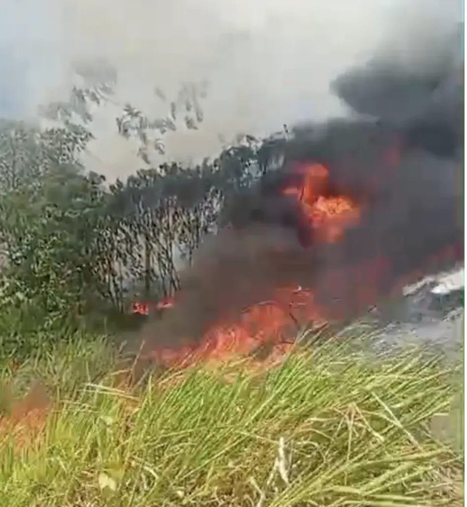 Urgente: incêndio de grandes proporções atinge área de mata no bairro Nova Cidade