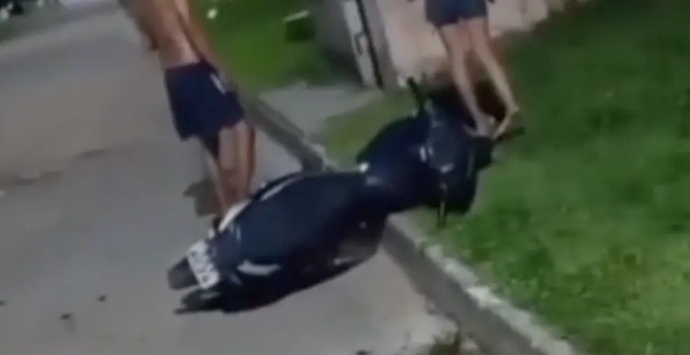 Imagens fort1ssimas: mulher perde o controle da moto e m0rre após colidir contra poste de energia no Amazonas
