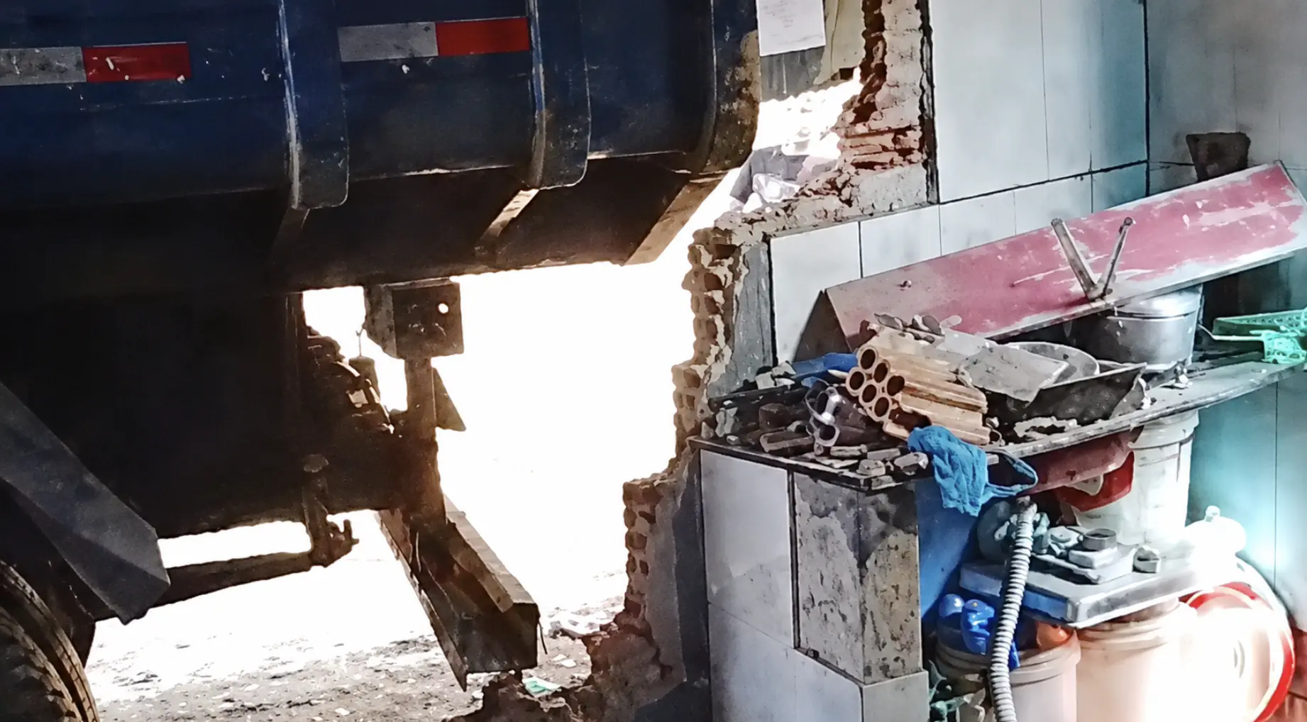 Caçamba perde o freio e atinge residência em Itapiranga