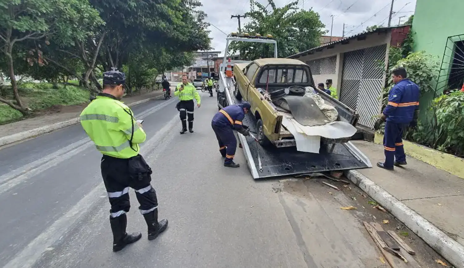 Operação ‘Sucata’: Prefeitura de Manaus realiza organiza retirada de veículos abandonados na zona Norte