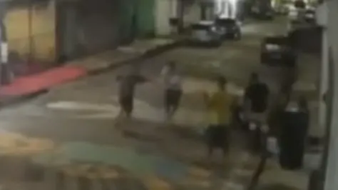 Cachaça que terminou em morte: veja momento em que homem é morto pelo próprio “amigo de copo” no São José; imagens fortes