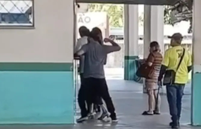 Veja o momento em que homem descontrolado tenta esmurr4r funcionários de empresa de ônibus na rodoviária de Itacoatiara