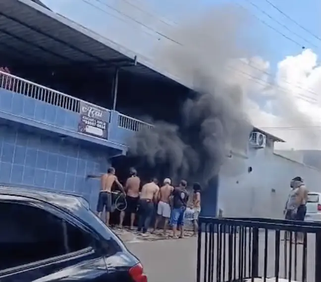 Vídeo mostra momento de tensão durante incêndio em casa no bairro de Santo Antônio