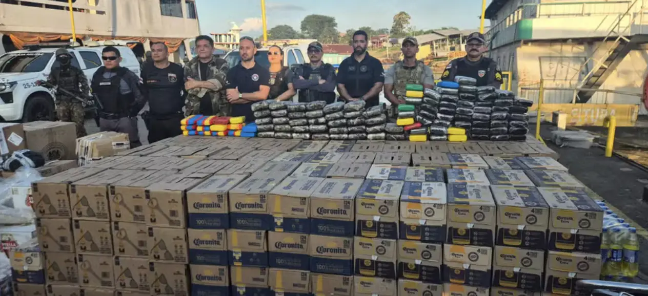 Esconderijo criativo, fim igual: Apreensão milionária: Polícia intercepta barco com mais de 110 kg de drogas escondidos em pneus e sofás no interior do AM