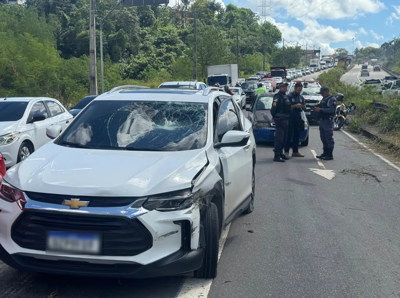 Urgente: Trabalhador da limpeza pública é atropelado e fica gravemente ferido na Avenida das Flores