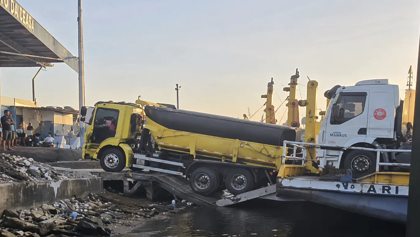 Plataforma rompe durante embarque e deixa caminhão preso no Porto da Ceasa, em Manaus