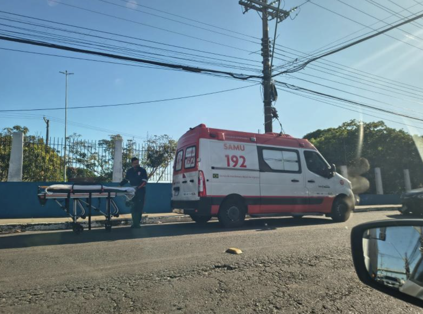 Vítima de colisão violenta recebe atendimento no meio de avenida em Manaus