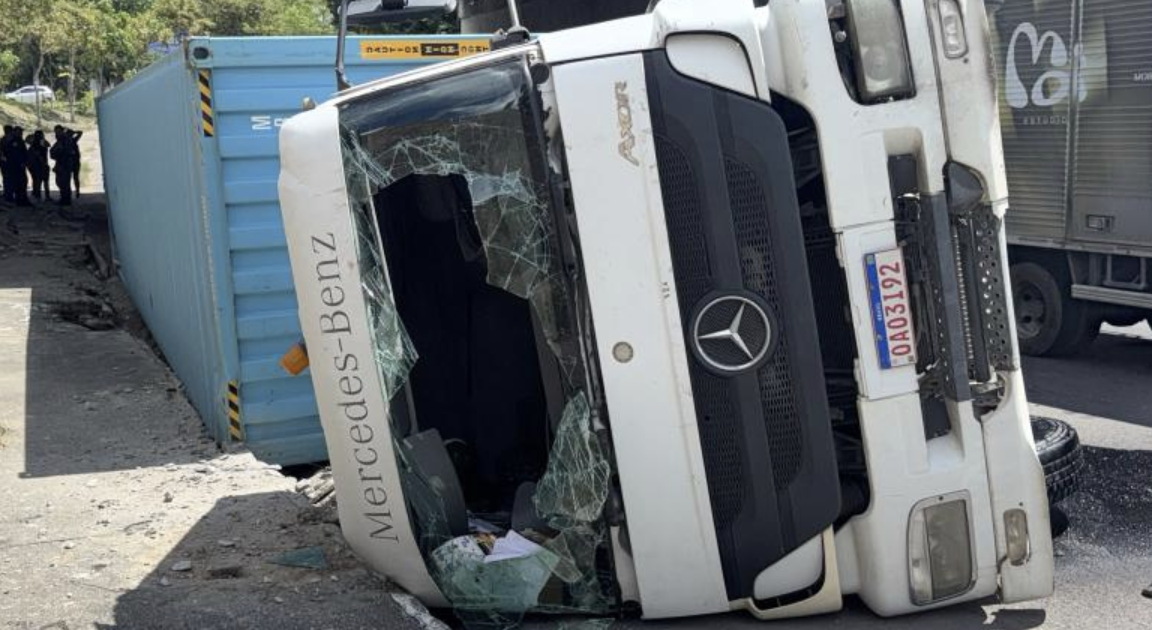 Motorista fica ferido após carreta tombar e derramar óleo na Avenida Max Teixeira