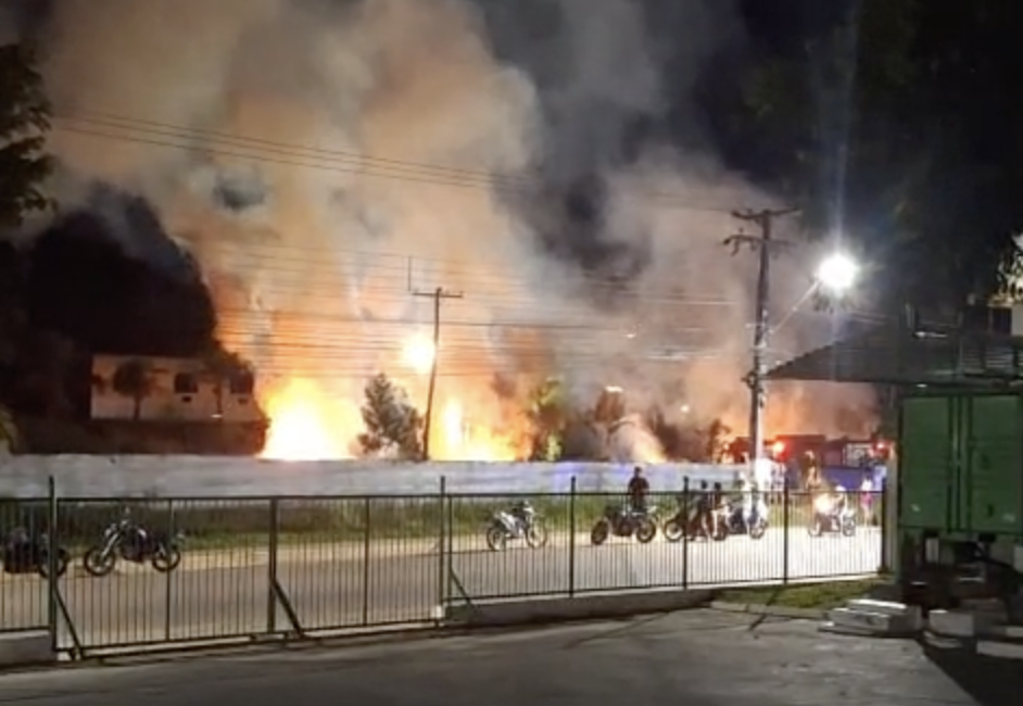 Incêndio de grandes proporções destrói prédio e mobiliza bombeiros em Tefé; veja vídeo