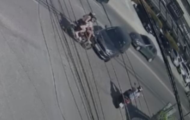 Cenas f0rtes: veja o momento em que motociclista é arremessada em gravíss1mo acidente no bairro Parque Dez