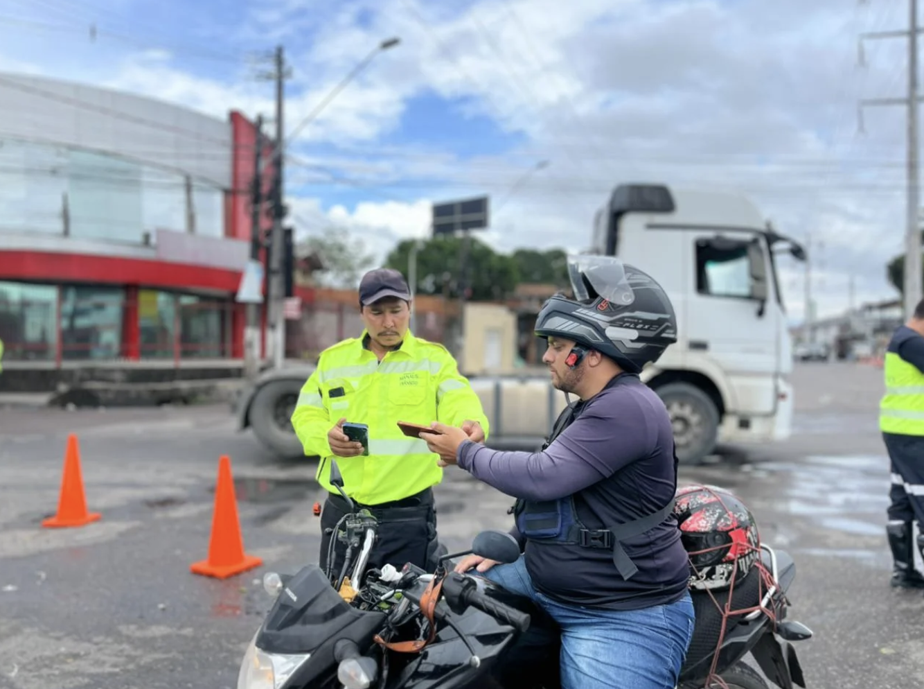 Com foco na redução de acidentes, ‘Cine Moto’ orienta motociclistas durante abordagem na Zona Norte