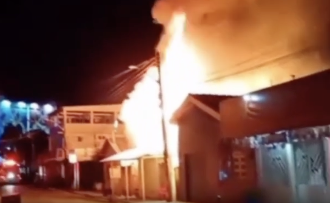 Incêndio de grandes proporções atinge residência próxima ao Bumbódromo, em Parintins; veja vídeo