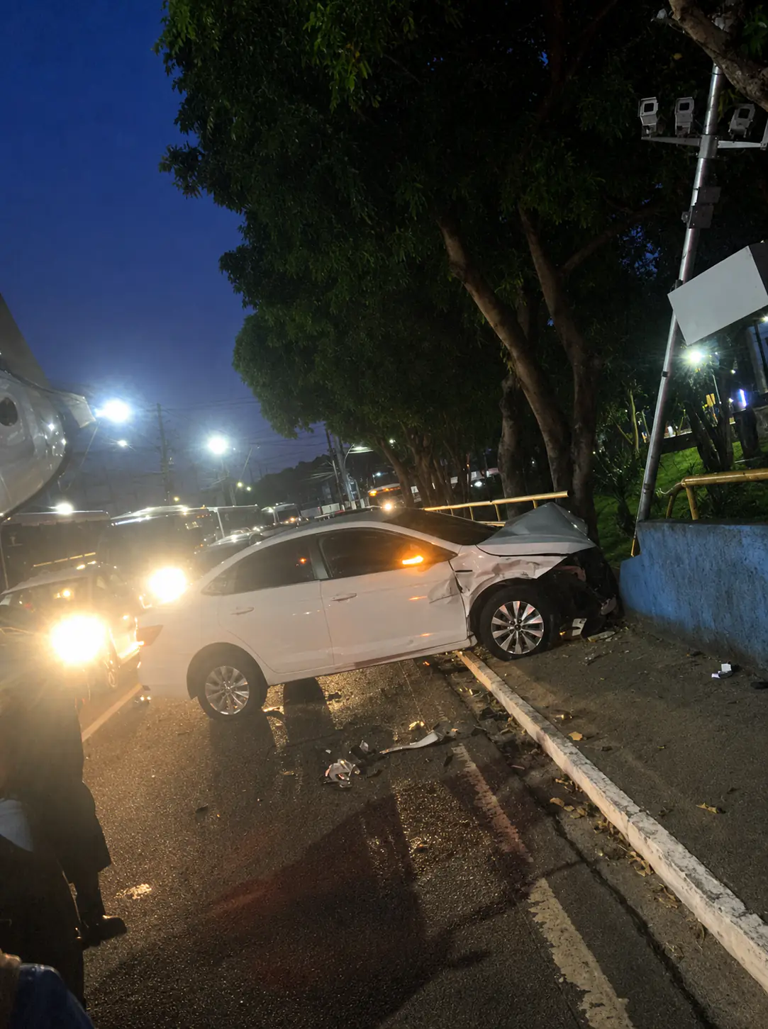 Carro atinge radar após colisão na Avenida Brasil e provoca lentidão em frente à Prefeitura de Manaus