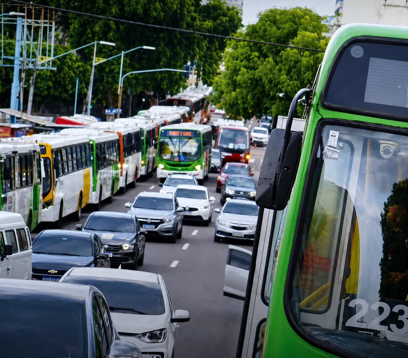 Dia de sufoco: Paralisação repentina de ônibus deixa milhares de passageiros a pé em Manaus