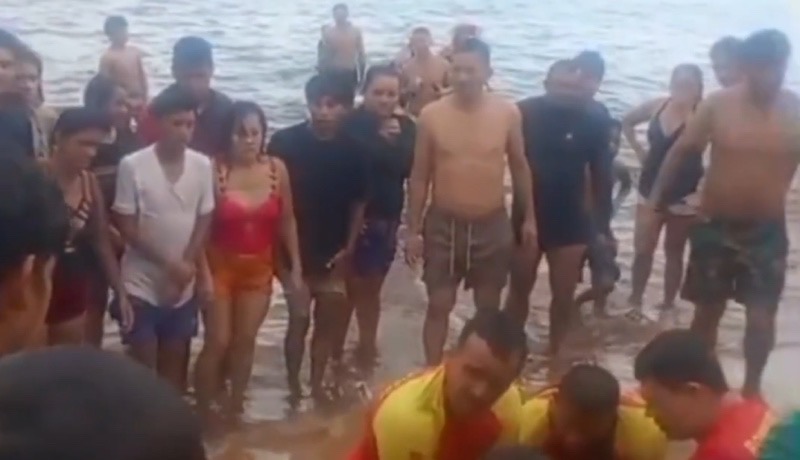 Vídeos mostram bombeiros tentando reanimar jovem que se afogou na Ponta Negra; veja