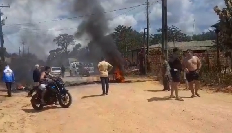 Manifestantes queimam pneus durante protesto por melhorias em ramal de Iranduba