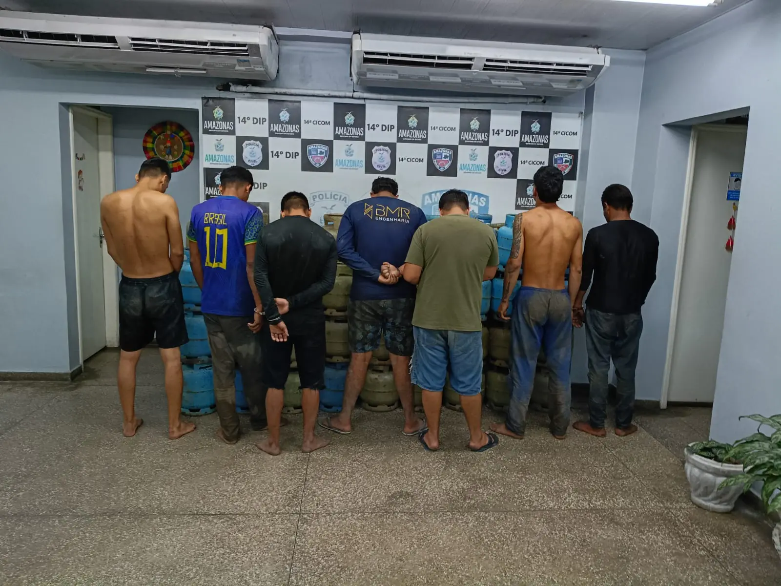 Nem deu tempo de cozinhar: sete homens são presos com 68 botijões de gás roubados em Manaus