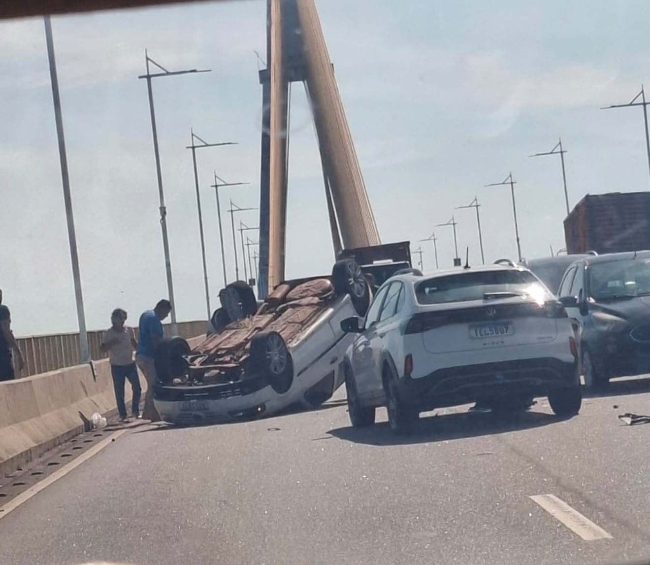 Urgente: Carro capota após acidente envolvendo dois veículos na Ponte Rio Negro em Manaus