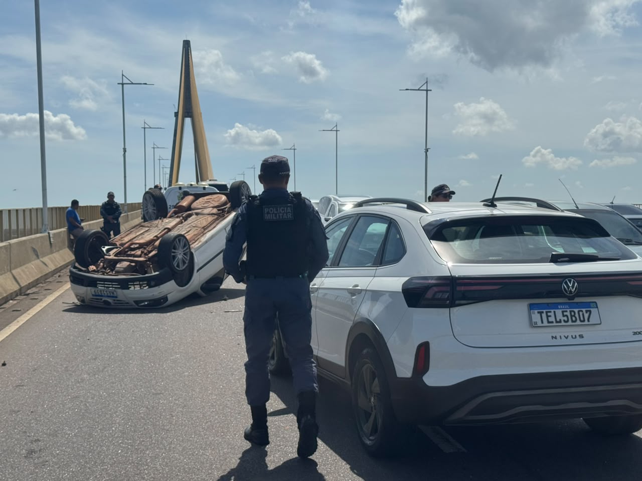 Veja: Polícia Militar chega ao local do acidente envolvendo o carro capotado na Ponte Rio Negro, em Manaus