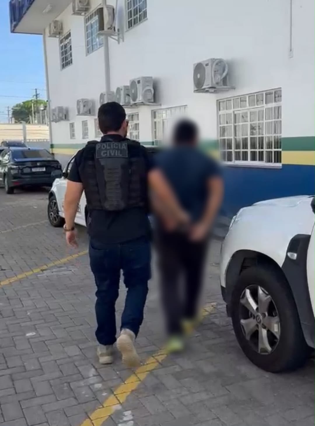 Veja momento que homem é preso acusado de abus4r sexu4lmente de enteada de seis anos em Manaus