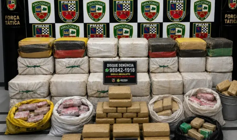Força Tática apreende mais de 1,5 tonelada de drogas e 60 coletes balísticos no bairro São Francisco