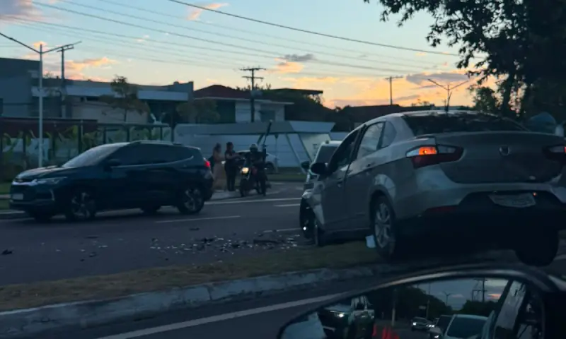 Grave acidente na Avenida Coronel Teixeira deixa três pessoas feridass