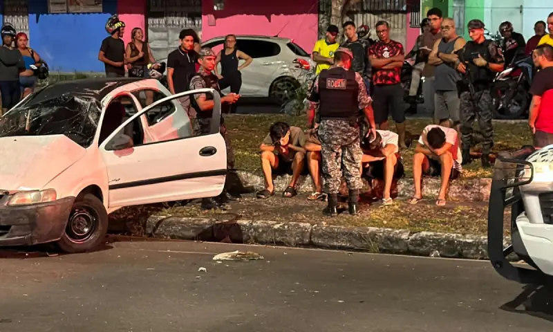 Carro com quatro menores avança sinal vermelho, atinge motociclista e capota na Avenida Max Teixeira