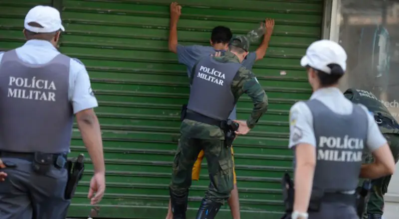 “Uma bandida dessas”: abordagem policial termina com cena inusitada após suspeito usar roupa íntima com recado curioso