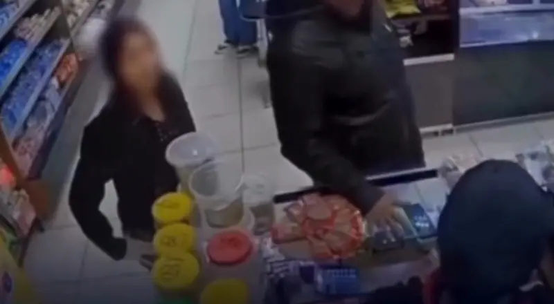 Tudo  por causa de um salgado: discussão termina em pancadaria dentro de padaria