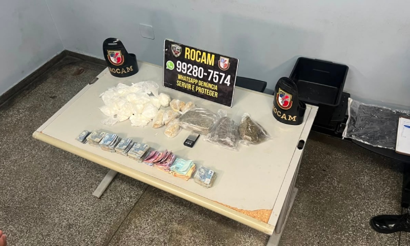 PM apreende cocaína, oxi, maconha e R$ 1,8 mil após fuga de traficantes na Cidade de Deus; veja vídeo
