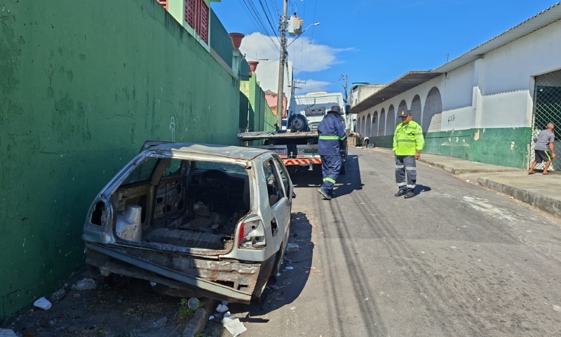 Prefeitura realiza operação ‘Sucata’ para retirada de veículos abandonados das vias de Manaus